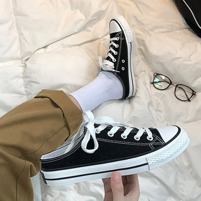 Canvas-Sneaker mit runder Zehenpartie und Schnürung