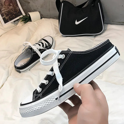 Canvas-Sneaker mit runder Zehenpartie und Schnürung