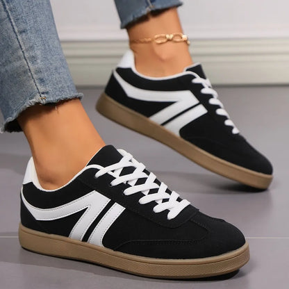 Flache Sneakers mit runder Spitze zum Schnüren für Damen