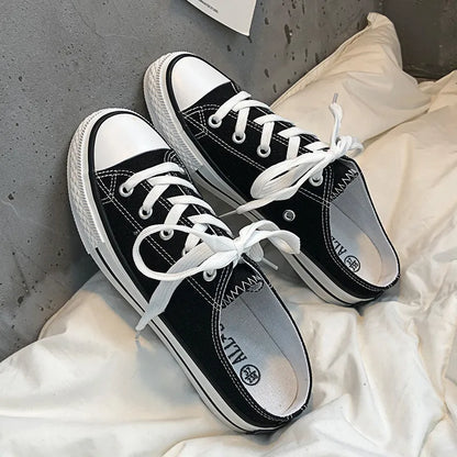 Canvas-Sneaker mit runder Zehenpartie und Schnürung